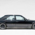 El AMG Hammer es leyenda pura. Nacido cuando AMG aún era un preparador independiente, montaba un enorme V8 en una aparentemente tranquila berlina Mercedes. Años antes del 500E, el Hammer redefinió el concepto de coche familiar rápido y marcó el camino de lo que hoy entendemos como altas prestaciones de cuatro puertas.