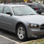 Sedán grande con motores HEMI V8 de más de 350 CV en versiones R/T y SRT-8. No es ligero ni preciso, pero sí muy rápido por el dinero si encontrás una buena unidad.