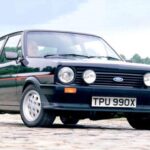 El Ford Fiesta XR2 cerró esta primera gran era de deportivos derivados de coches cotidianos. Con un motor 1.6 más potente, una estética diferenciada y prestaciones brillantes para su tamaño, se convirtió en el favorito de toda una generación de jóvenes conductores europeos. Era rápido, accesible y divertido, consolidando definitivamente la idea de que un coche pequeño y práctico también podía ser apasionante.