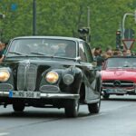 El último representante del BMW “barroco” combinaba un V8 de aluminio con un diseño ya superado. Fue el BMW más rápido de su época, pero el público prefirió la modernidad de la Neue Klasse. Su legado sobrevivió brevemente en el elegante coupé 3200 CS.