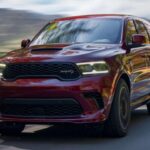 El Durango SRT Hellcat es el SUV musculoso más potente del mercado, con 710 hp y 0–60 mph en solo 3,5 segundos. Aporta lujo y tecnología en versiones Plus y Premium, incluyendo cuero Laguna, sistemas de audio de alta gama y detalles deportivos. Mientras la industria se electrifica, este SUV sigue siendo un gigante de gasolina que combina potencia y espacio para siete pasajeros.