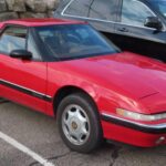 Con controles táctiles y ensamblaje artesanal, el Reatta parecía futurista, pero nunca tuvo éxito comercial. Se produjeron menos de 22,000 unidades, y los coleccionistas siguen prefiriendo otros iconos de Buick. Actualmente, el Reatta es más una curiosidad histórica que un objeto de deseo.