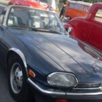 El XJ-S combina lujo británico con un potente motor V12, ofreciendo confort y rendimiento. Con ejemplares bien mantenidos desde $8,000, es una opción accesible para experimentar el placer de un clásico europeo. Su valor histórico y experiencia de conducción lo convierten en una compra inteligente.
