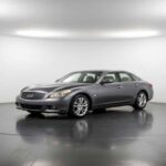 Grande, silencioso y buen actor al fingir ser un sedán normal. El motor se percibe oculto bajo el capó, con un pequeño aire de diversión. Nunca se incluyó en listas de coches rápidos, lo que lo hace aún más irónico y encantador. Su estilo clásico y despreocupado demuestra que nunca siguió tendencias, y eso se nota.