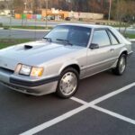 Cada Mustang capturó el espíritu de su época y empujó límites: potencia bruta, actitud, manejo europeo, pista pura, Hollywood y futuro eléctrico. Algunos fueron incomprendidos, otros clásicos instantáneos, pero todos demostraron que el Mustang siempre puede sorprender.