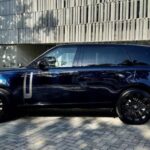 El Range Rover SE LWB destaca por su equilibrio entre potencia, capacidad y lujo discreto. Su interior ofrece controles inteligentes y comodidad excepcional, superando expectativas incluso frente a modelos de precio mucho mayor, consolidándose como uno de los SUV más completos del año.