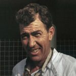 Shelby murió en 2012, pero su espíritu perdura en pistas, garajes y diseños modernos. Su vida demuestra cómo un fracaso —como la pérdida de su granja avícola— puede convertirse en una carrera legendaria, dejando a la industria automotriz un ícono eterno: el Shelby Cobra.