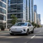 El Bolt EUV es pequeño por fuera y sorprendentemente amplio por dentro. En ciudad se siente en su elemento. Podría seguir siendo el eléctrico más asequible del grupo. Su autonomía cubre la mayoría de los días. Mantiene una familiaridad que otros ya han perdido.