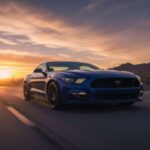 El sonido es distinto, pero la actitud sigue ahí. Suficientemente fuerte para empujar, lo bastante silencioso para las mañanas. Ancho en calles pequeñas, perfecto en carreteras abiertas. Hay algo honesto en un Mustang que no grita su fuerza. Quiere ser conducido más.