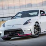 El nuevo Nissan Z monta asientos claramente orientados a la conducción deportiva. Son firmes, estrechos y con ajustes limitados, lo que dificulta encontrar una postura cómoda para todos los cuerpos. Ideales para tramos rápidos, menos para el uso diario.