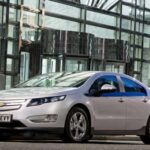El Chevrolet Volt demostró que la marca podía innovar con éxito en ingeniería avanzada. Este vehículo eléctrico de autonomía extendida ganó numerosos premios, aunque generó pérdidas económicas, consolidando a Chevrolet como pionera en la transición hacia la movilidad eléctrica.