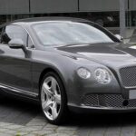 Coupes como Bentley Continental GT o Rolls-Royce Wraith combinan lujo y prestaciones, pero su precio astronómico y practicidad limitada hacen que muchos las consideren sobrevaloradas. Su atractivo radica más en status y exclusividad que en valor real frente a alternativas premium más versátiles.