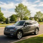 Se siente alto, dominante. El cristal parece más cerca de lo esperado, pero todo es amplio, abierto. Hay un leve eco al hablar dentro, no porque esté vacío, sino porque confía en su tamaño. Es un SUV que no necesita justificar su espacio: lo asume con tranquilidad.