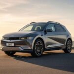 La versión XRT del Ioniq 5 añade una estética más aventurera y cierta capacidad fuera del asfalto. Con leases cercanos a los 289 dólares, se vuelve una propuesta original dentro del mundo eléctrico. La autonomía en terrenos irregulares se resiente, y la altura libre genera expectativas moderadas. No es un off-road real, pero sí una alternativa distinta para caminos ligeros.