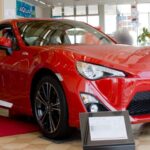 El Toyota 86, desarrollado junto a Subaru, ofrece diversión al volante a un precio accesible. Su tracción trasera, diseño bajo y motor 2.4 litros de 228 CV proporcionan una conducción equilibrada y ágil. El interior minimalista y el manejo preciso lo convierten en una opción ideal tanto para principiantes como para aficionados a los deportivos.