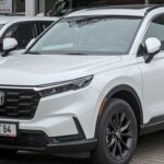 El Honda CR-V, aunque compacto, tiene un motor fuerte y duradero. Diseñado para resistir el paso del tiempo y el uso intenso, este SUV sigue rindiendo año tras año con mantenimiento mínimo, consolidándose como una opción segura y fiable.