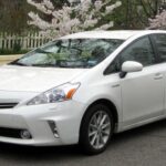 Conduce por debajo del límite de velocidad mientras parece evaluar moralmente a los demás conductores. Perfecto para eficiencia, pero no para proyectar una imagen “cool”.