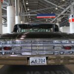 El Lincoln Continental Mark IV de 1959 combinó aletas traseras elegantes con un enfoque claro en el lujo absoluto. Destacó por su enorme interior, alto nivel de equipamiento —elevalunas eléctricos, aire acondicionado y asientos eléctricos— y un V8 MEL de 7,0 litros con 350 CV, pensado para ofrecer suavidad y autoridad más que deportividad.