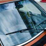 Algunos modelos usan cristales que bloquean la radiación infrarroja sin oscurecer la visión. El habitáculo se mantiene más fresco, el aire acondicionado trabaja menos y el confort mejora notablemente.
