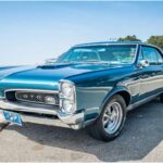 El Pontiac GTO es considerado el origen del movimiento muscle car. Su diseño musculoso, parrilla agresiva y motores V8 potentes lo convirtieron en leyenda. Con opciones como el V8 389, el GTO marcó una era y sigue siendo uno de los modelos más icónicos y respetados del mundo muscle.
