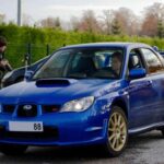 El Subaru WRX STI no iguala al GT-R en aceleración pura, pero aporta algo diferente: robustez, tracción y confianza absoluta en cualquier superficie. Su sistema de tracción total simétrica, el diferencial central regulable y su motor bóxer turbo lo hacen especialmente efectivo en carreteras reviradas y condiciones adversas.