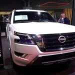 Con unos 17 mpg combinados, el Armada muestra su edad. Su V8 atmosférico y plataforma antigua lo dejan atrás frente a rivales que ya apuestan por híbridos o motores más modernos.