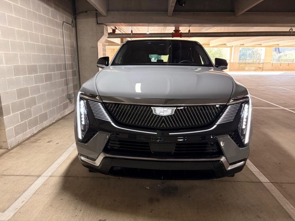 Frontal de un Escalade IQ Premium 2026