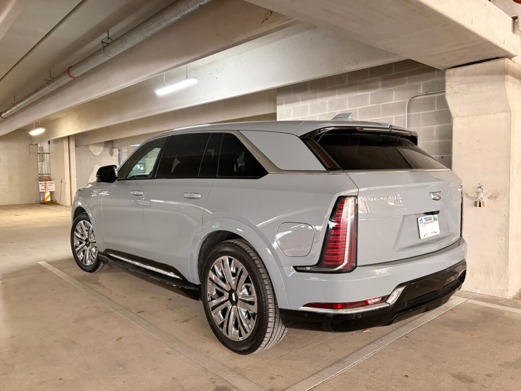 Trasera 3/4 de un Escalade IQ 2026