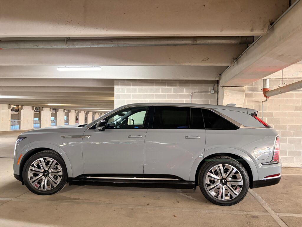 Lateral del nuevo SUV eléctrico de Cadillac