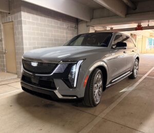Frontal 3/4 de un Cadillac Escalade IQ Premium Luxury 2026