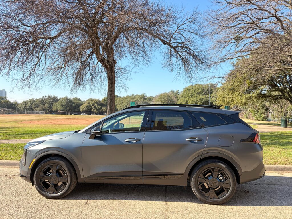Lateral de un Kia Sportage PHEV X-Line Prestige AWD 2026 gris