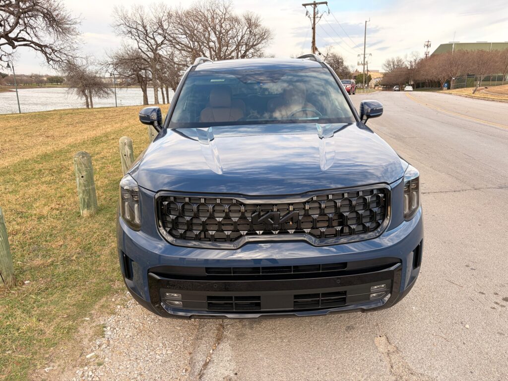 Frontal de un Kia Telluride SX-Prestige X-Pro 2025