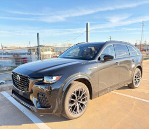 Frontal 3/4 de un Mazda CX-70 2026 negro