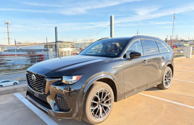 Frontal 3/4 de un Mazda CX-70 2026 negro