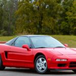 El Acura NSX redefinió la precisión en los superdeportivos. Su V6 VTEC central de 270 CV se combinaba con una caja manual de cinco marchas exquisita, con recorridos cortos y una precisión quirúrgica. Honda afinó cada detalle del tacto del cambio para crear una experiencia casi perfecta, incluso a baja velocidad.
