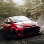 Toyota es sinónimo de fiabilidad. Sus coches son conocidos por su alto rendimiento, fiabilidad excepcional y bajos costos de mantenimiento. Modelos como el Corolla o el RAV4 siguen siendo muy demandados en el mercado de segunda mano, lo que les permite mantener un excelente valor de reventa. La reputación de la marca y la durabilidad de sus vehículos aseguran que los coches de Toyota mantengan su precio durante años.