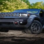 El Jeep Recon es uno de los modelos más anticipados de 2026. Después de años de expectativas y anuncios, Jeep finalmente presentó este SUV totalmente eléctrico en 2022, con la producción programada para principios de 2026. Con su sistema de propulsión 100% eléctrico y capacidades todoterreno excepcionales, como una suspensión robusta y neumáticos de 33 pulgadas, el Recon promete ser un competidor directo del Jeep Wrangler. Su versión Moab ofrecerá un ángulo de ataque de 33,8 grados y es ideal para quienes buscan aventuras fuera del asfalto.