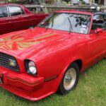 El Ford Mustang II King Cobra destacaba por su estética extrema, con gráficos llamativos, un spoiler delantero profundo y un gran alerón trasero. Todo en él sugería altas prestaciones, pero bajo el capó solo ofrecía un V8 302 con carburador de cuatro cuerpos que rendía apenas 139 CV, una cifra claramente insuficiente para un coche con aspiraciones de muscle.