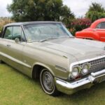 El Chevrolet Impala SS 409, producido entre 1961 y 1965, es uno de los primeros grandes iconos del muscle car. Su V8 de 409 pulgadas cúbicas alcanzaba hasta 425 CV, convirtiéndolo en una referencia absoluta en aceleración.