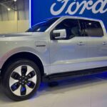 La Ford F-150 es la camioneta más vendida en Estados Unidos, y su fama por su durabilidad no es casualidad. Con décadas de refinamiento, el modelo ha demostrado ser capaz de superar los 150,000 millas sin perder rendimiento. Gracias a su construcción robusta y a motores y transmisiones de alto rendimiento, la F-150 es una excelente opción tanto para trabajos pesados como para el uso familiar.

Además, su largo historial de producción significa que Ford ha tenido tiempo suficiente para corregir puntos débiles comunes, lo que hace que su ingeniería sea más robusta y duradera. Los compradores de flotas y los propietarios de segunda mano confían en la F-150 por su fiabilidad a largo plazo, lo que se traduce en un menor costo total de propiedad y mayores valores de reventa.
