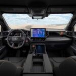 Toyota ha demostrado ser un líder no solo en fiabilidad, sino también en la implementación de tecnología avanzada en sus modelos. La Toyota Tundra ofrece una impresionante pantalla táctil de 14 pulgadas, un clúster digital, Wi-Fi integrado y compatibilidad inalámbrica con Apple CarPlay y Android Auto. Además, la Tundra Platinum cuenta con un sistema de cámaras de 360 grados, cargador inalámbrico para smartphones y un sistema de audio premium JBL de 12 altavoces. Las características avanzadas de la Tundra, como el monitor de múltiples terrenos en el TRD Pro, hacen de esta camioneta una opción destacada para quienes buscan tecnología en sus vehículos.