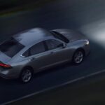 El Honda Accord 2026 es una opción altamente recomendada por Consumer Reports, quien lo clasifica como uno de los sedanes medianos más confiables. Con un motor turboalimentado de 4 cilindros y una transmisión continuamente variable (CVT), ofrece un rendimiento sobresaliente con una marcha suave y un manejo excelente. Los consumidores destacan la espaciosa cabina, la calidad de los materiales y la facilidad de uso de sus controles. Además, su rendimiento es impresionante, siendo una opción muy valorada tanto para conductores primerizos como para los más experimentados. El Accord se mantiene como un sedán confiable, eficiente y bien diseñado, destacando frente a otros vehículos de su categoría.