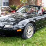 El Mazda MX-5 Miata ha sido durante mucho tiempo un favorito de los puristas por su diseño ligero y su excepcional manejo. El modelo 2024 sigue impresionando con su agilidad y rendimiento, ofreciendo una experiencia de conducción que los aficionados realmente aprecian. Su motor de 2.0 litros proporciona suficiente potencia para disfrutar de las curvas y su transmisión manual garantiza una conexión directa con la carretera. A pesar de su naturaleza deportiva, el Miata sigue siendo cómodo para el uso diario, y su tamaño compacto lo convierte en una opción ideal para los trayectos urbanos. Además, el techo convertible agrega un factor divertido en los días soleados, lo que lo convierte en una excelente opción para quienes buscan un coche ligero y divertido.