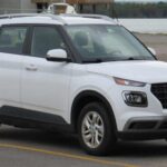 El Venue destaca por su precio accesible y diseño simpático, pero al manejarlo queda claro que el rendimiento no es su fuerte. El motor de 121 hp resulta justo incluso para ciudad, y la respuesta general es pobre. Es un crossover pensado para cumplir, no para disfrutar.