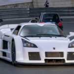 El Gumpert Apollo es un coche que se sale de lo común. Con un diseño algo cuadrado y una producción limitada a solo 150 unidades del modelo Apollo S, este superdeportivo destaca por su enfoque en el rendimiento aerodinámico. Su motor V8 biturbo de 4.2 litros puede acelerar de 0 a 100 km/h en solo 3.2 segundos, pero su estética ha sido motivo de debate. A pesar de su impresionante capacidad en pista, la marca Gumpert quebró en 2013, dejando este vehículo como un raro vestigio de la ingeniería alemana.