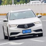 El Acura TLX, uno de los sedanes más apreciados en su segmento, será discontinuado para el año 2026. Este modelo ha sido reconocido por su motor V6 potente y una excelente calidad de conducción, pero con la creciente demanda de SUVs y vehículos eléctricos, Acura está reorientando su línea de productos hacia estos segmentos. Para los compradores que buscaban un sedán deportivo con un toque de lujo, el TLX se convierte en una opción difícil de reemplazar. Aunque los descuentos en los modelos restantes pueden ser atractivos, las preocupaciones sobre la disponibilidad de repuestos y el valor de reventa a largo plazo deben considerarse.