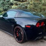 La Chevrolet Corvette ZR1 3ZR Centennial Edition de 2012 fue lanzada para conmemorar los 100 años de Chevrolet, combinando potencia, elegancia y exclusividad. Con un motor V8 sobrealimentado de 6.2 litros que generaba 638 caballos de fuerza, este Corvette fue una verdadera bestia sobre ruedas. Además, la edición Centennial incluía componentes de fibra de carbono y la tecnología Magnetic Selective Ride Control para mejorar tanto el rendimiento como la estética. Hoy en día, este modelo es uno de los más deseados por los coleccionistas, con su precio aumentando constantemente debido a su raridad y características exclusivas.