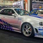 El auto más representativo de Brian. Preparación extrema, estética inolvidable y una de las escenas más recordadas de 2 Fast 2 Furious.