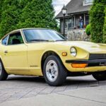El Datsun 240Z sigue siendo uno de los deportivos clásicos más atractivos visualmente, con su capó largo y silueta fastback inspirada en los GT europeos. Ofrece motor seis en línea, buena suspensión y un manejo que aún sorprende hoy. Se pueden encontrar unidades utilizables entre 20.000 y 40.000 dólares, con gran disponibilidad de repuestos y comunidad activa.