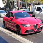 El Alfa Romeo Giulia Quadrifoglio llama la atención con potencia y herencia de carreras, pero los compradores retroceden al ver que el modelo está en lista de discontinuación. Esto genera dudas sobre repuestos, valor a futuro y soporte del concesionario, haciendo que muchos prefieran sedanes alemanes o japoneses más estables.